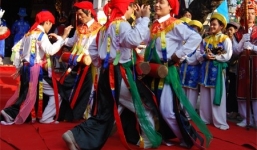 Đầu xuân đi xem  trai làm “đĩ”